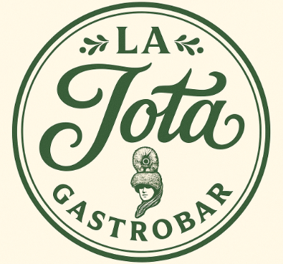 Logotipo circular verde para LA Toto Gastrobar con tipografía decorativa y emblema sobre fondo crema.