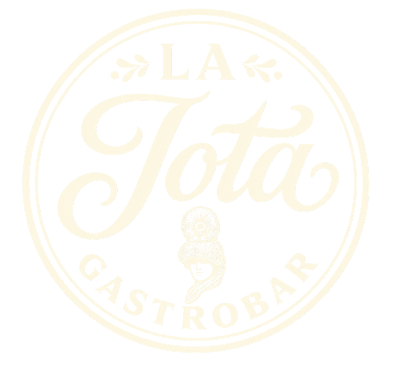 Logotipo circular blanco con la inscripción “La Tota Gastobar” en letra cursiva de color amarillo pálido.