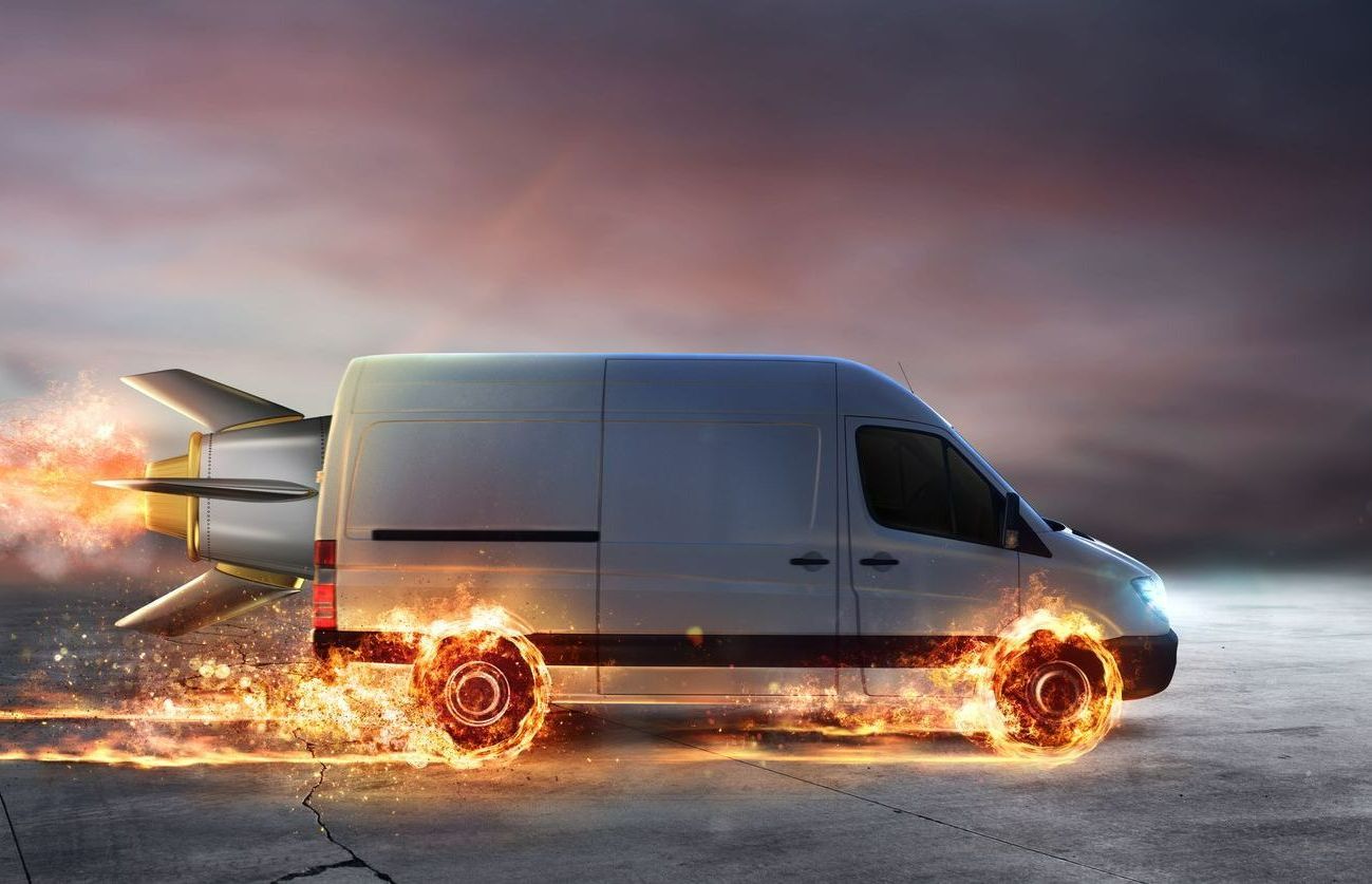 Un fourgon avec les roues en feu