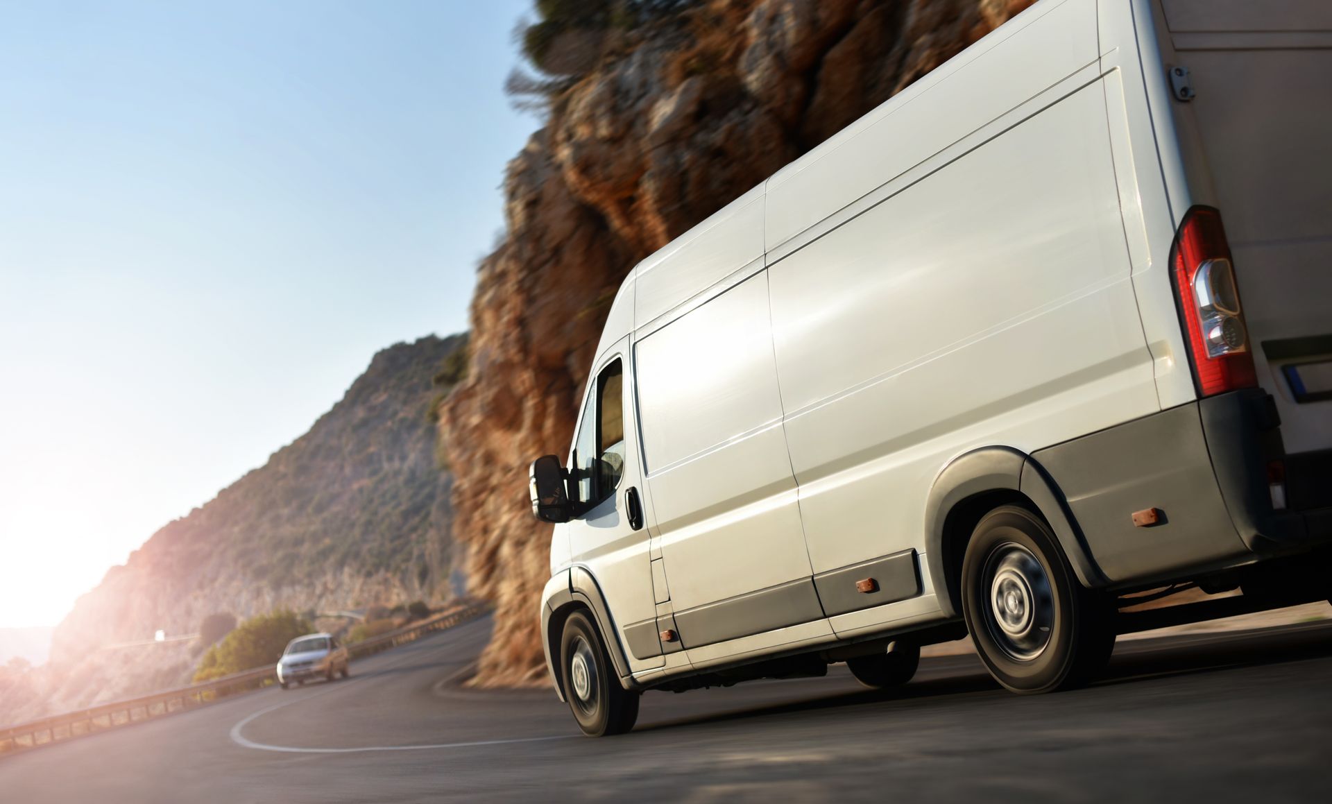 Un camion sur une route de montagne