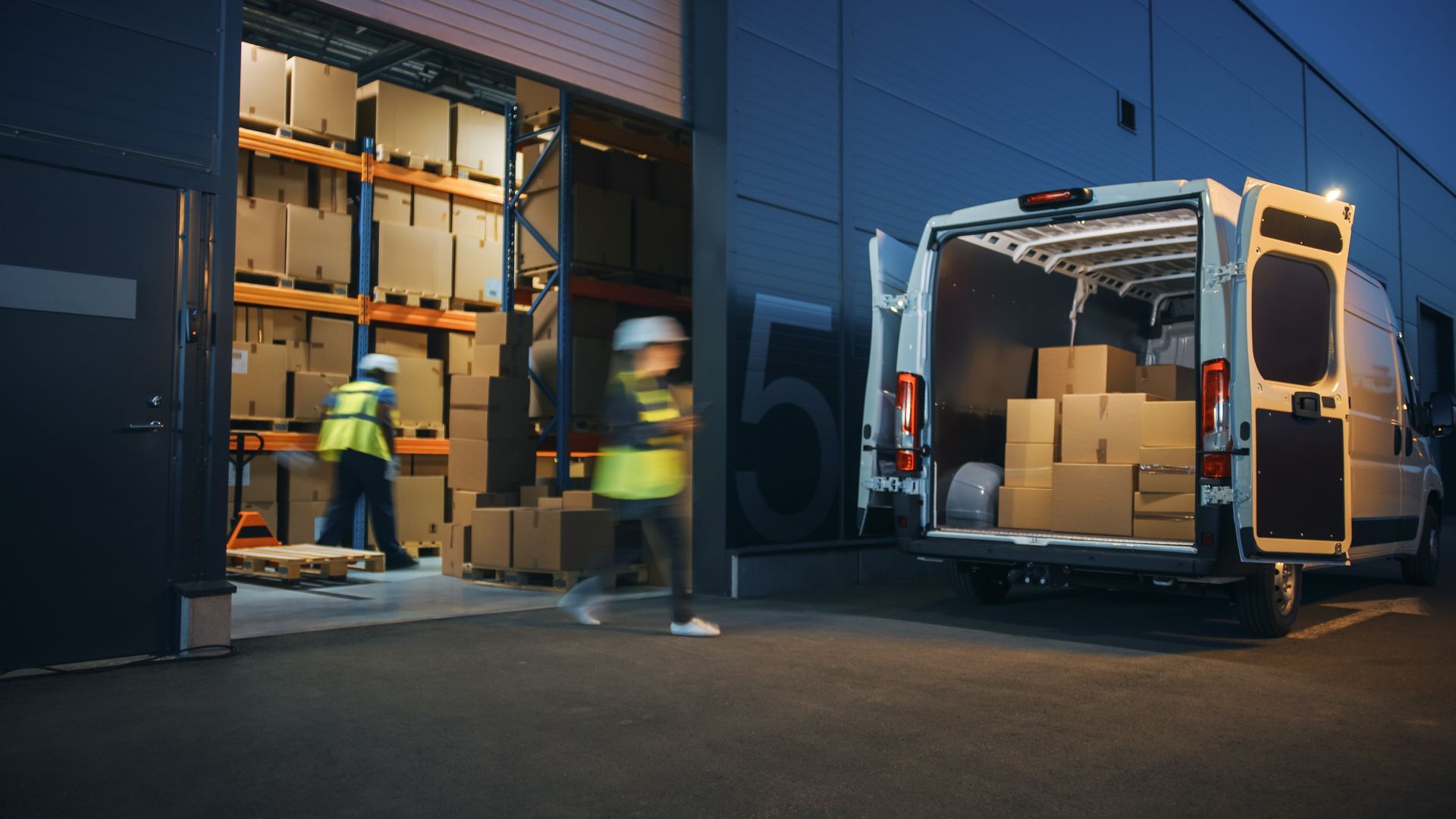 Des travailleurs débarrassent un camion dans un entrepot