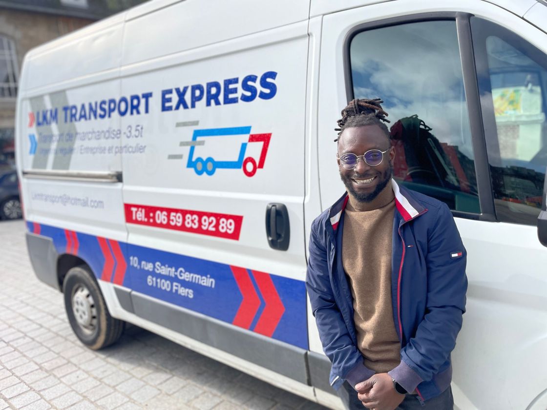 Un homme devant son camiond e livraison lkm transport express