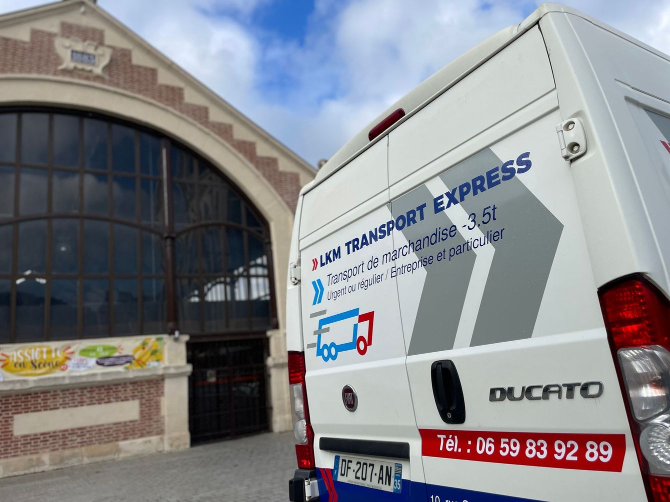 Le camion de l'entreprise LKM Transport express