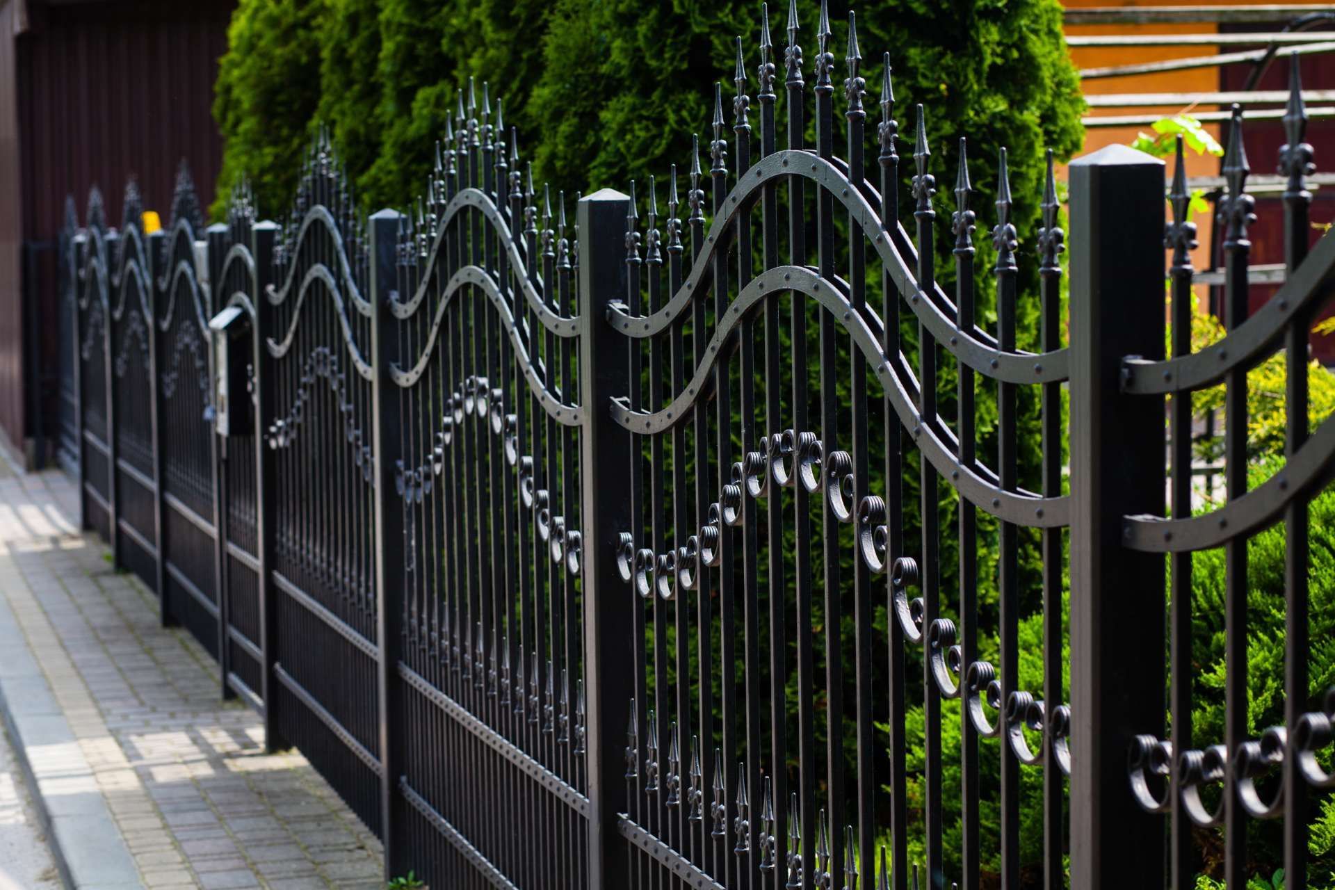 Metallbau Teichrib UG - Schwarzer Edelstahlzaun im kolonialen Stil