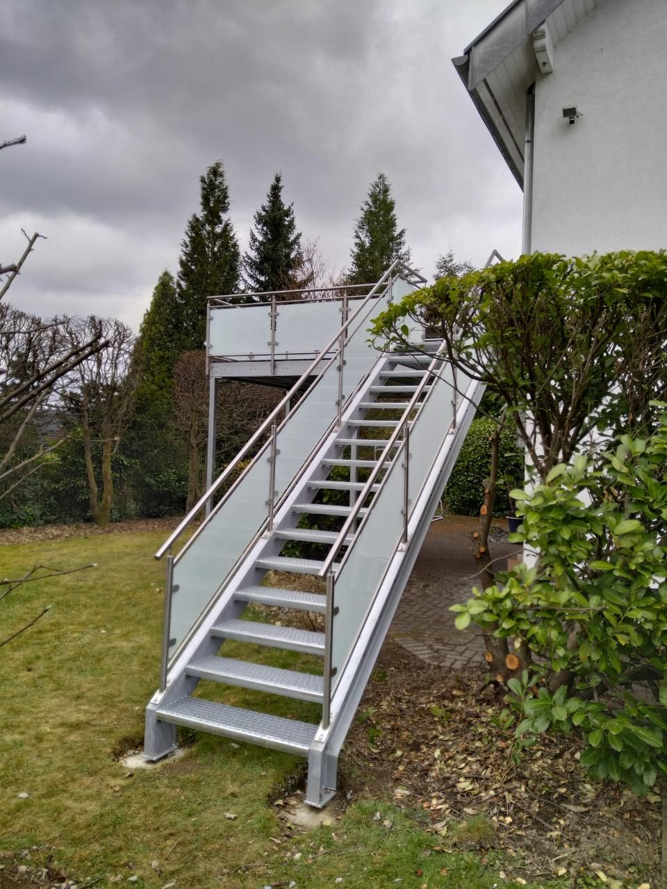Metallbau Teichrib UG - Stahltreppe mit Treppengeländer aus Edelstahl und Milchglas