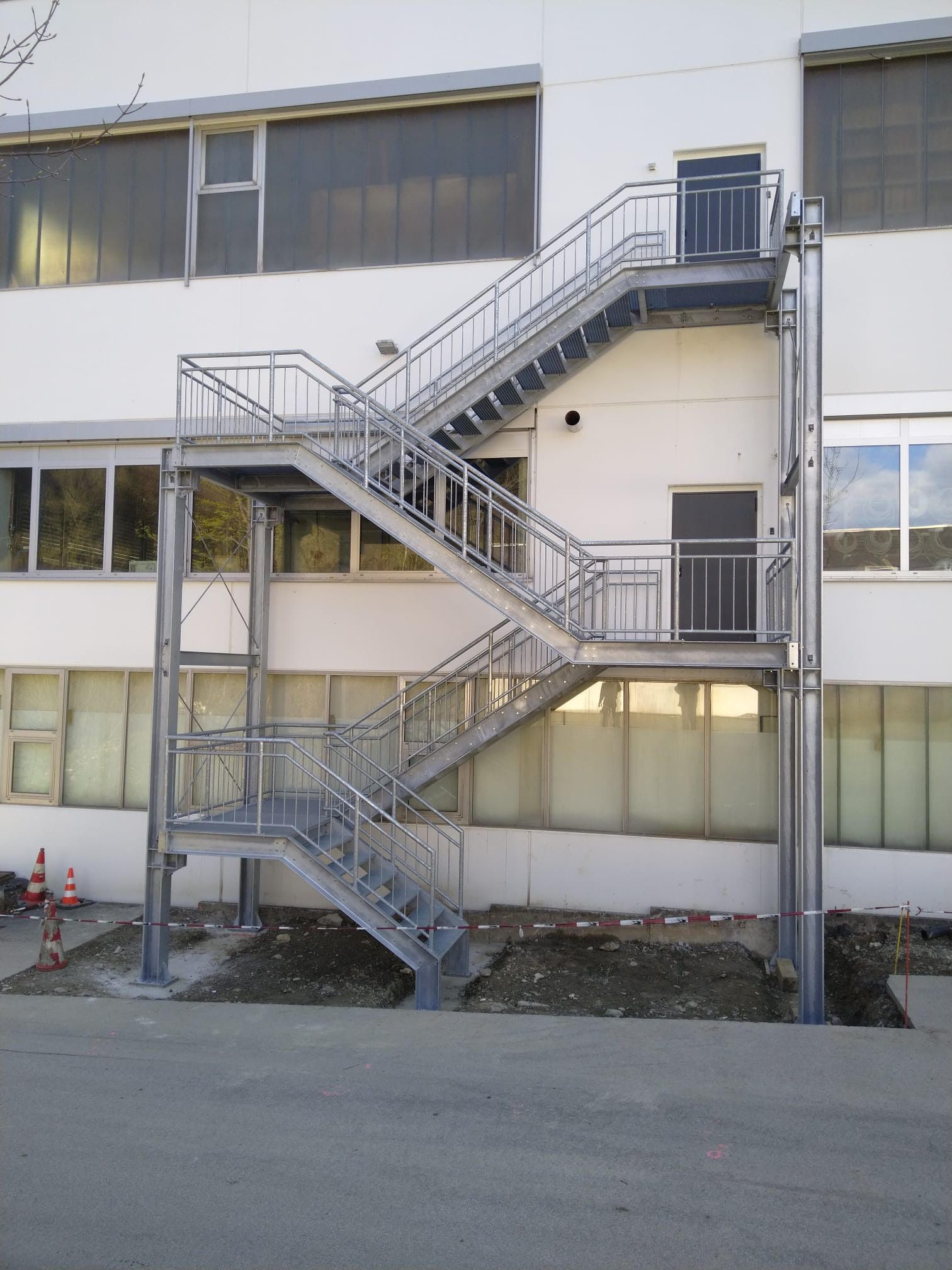 Metallbau Teichrib UG - Grünes Stahltor zwischen zwei Hauswänden