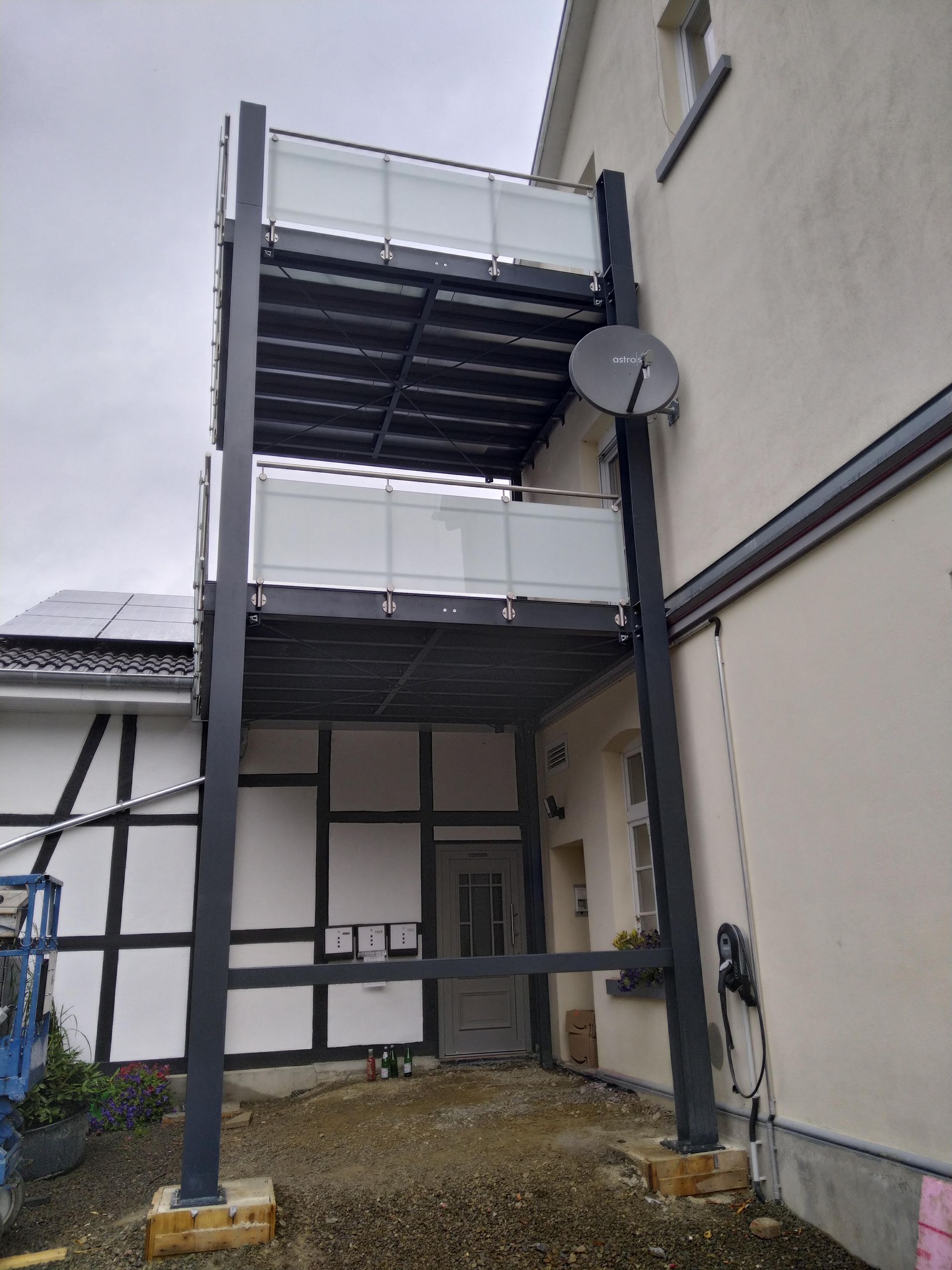 An der Seite eines Gebäudes wird ein Balkon gebaut