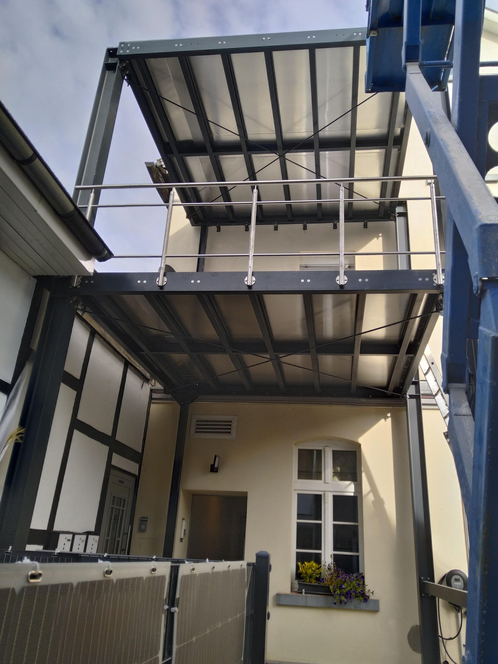 Ein Gebäude mit einem Balkon darauf