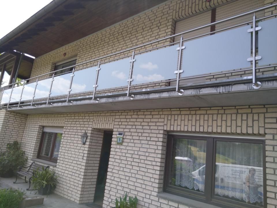 Metallbau Teichrib UG - Helle Backsteinhauswand und Balkon mit Balkongeländer aus Stahl und Glas