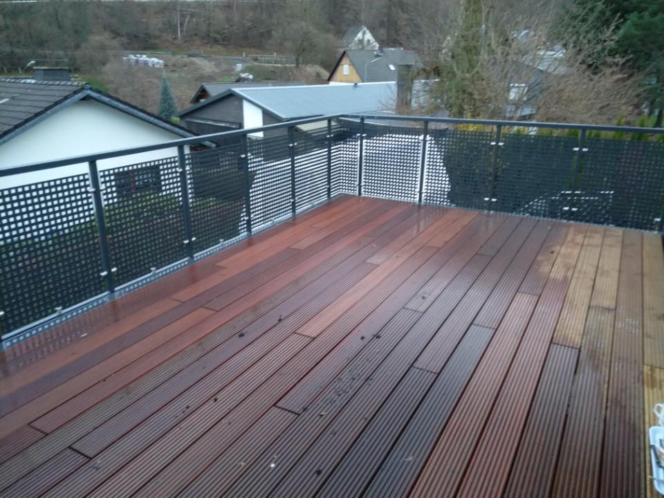 Metallbau Teichrib UG - Balkon mit Holzboden und Balkongeländer aus geschwärztem Edelstahl