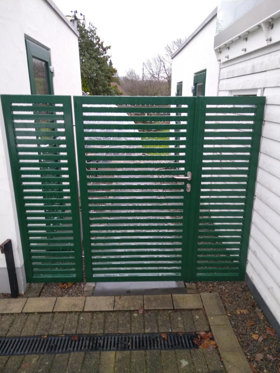Metallbau Teichrib UG - Grünes Stahltor zwischen zwei Hauswänden