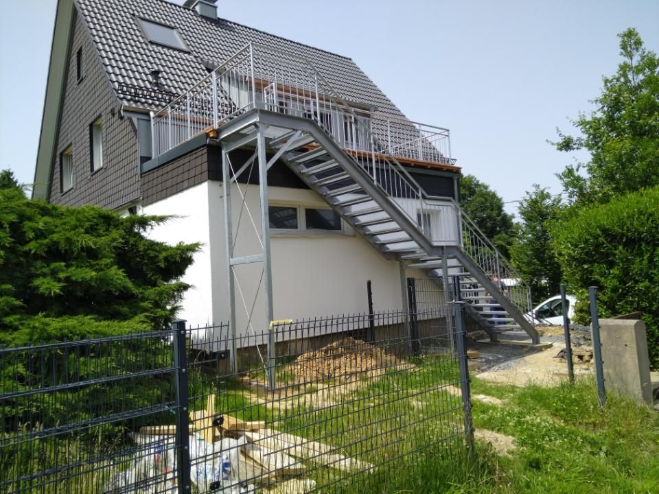 Metallbau Teichrib UG - Blick auf Wohnhaus mit Stahltreppe vom Parkplatz zum ersten Stock