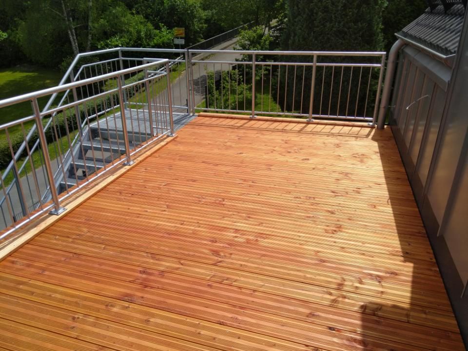 Metallbau Teichrib UG - Balkon mit Holzboden und Edelstahlgeländer