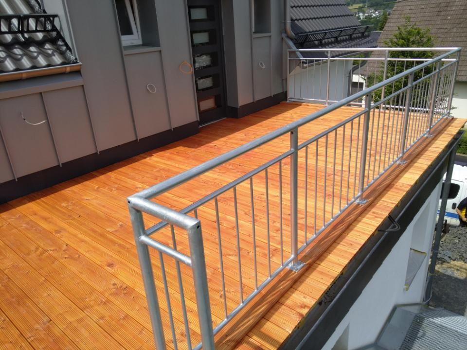 Metallbau Teichrib UG - Balkon mit Holzboden und Edelstahlgeländer
