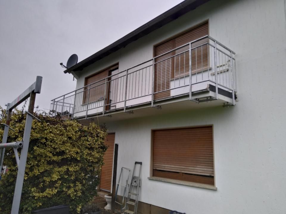 Metallbau Teichrib UG - Haus mit Balkon, Balkongeländer aus Edelstahl