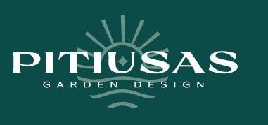 Logotipo de PTUSSAS Garden Design en blanco sobre fondo verde oscuro con una planta estilizada.