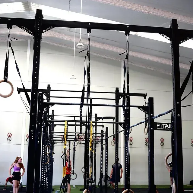 Un gimnasio con un cartel que dice fital.
