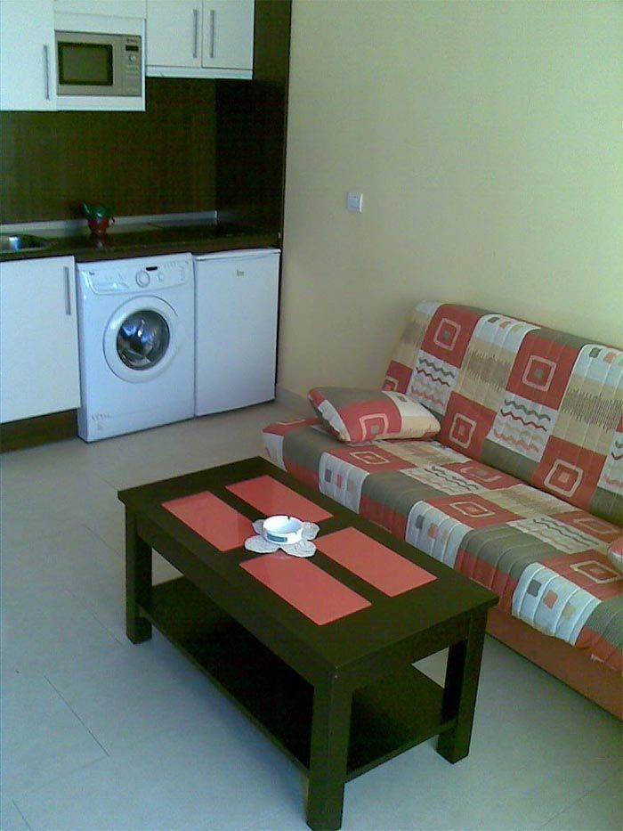 Una sala de estar con un sofá y una mesa de café.