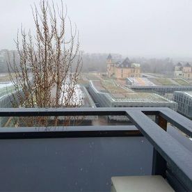 Un balcón con vista a una ciudad en un día nublado.