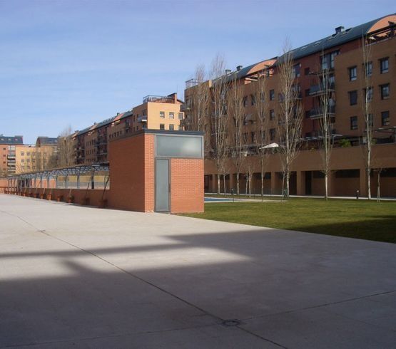 Una hilera de edificios con un edificio de ladrillo en el medio