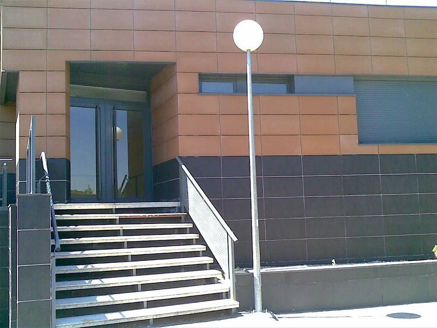 Un edificio con escaleras que conducen a la entrada.