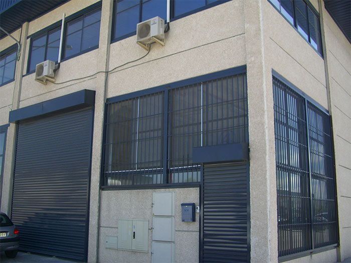 Un edificio con un coche aparcado delante
