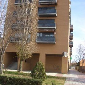Un edificio alto con muchas ventanas y balcones.