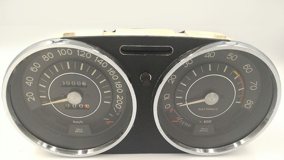 Un primer plano de un velocímetro con el número 10000.