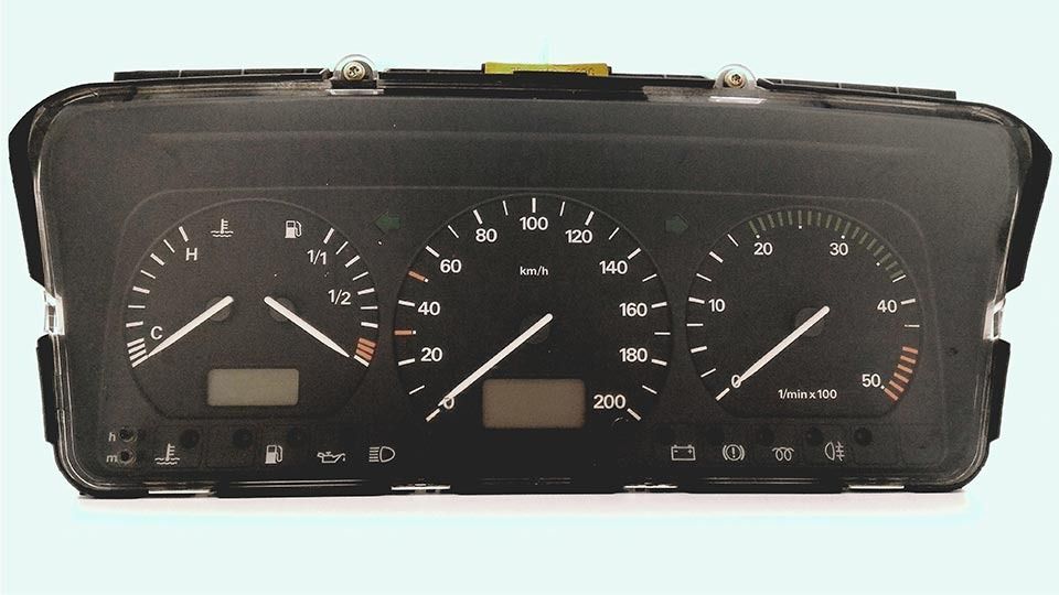 Un tablero de instrumentos de un automóvil negro con un reloj en él