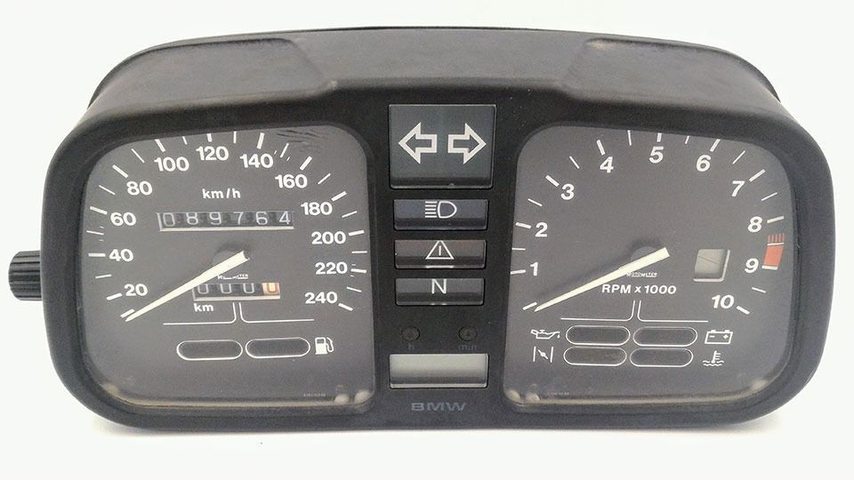 Un primer plano de un velocímetro BMW sobre un fondo blanco.