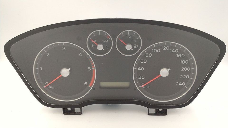 Un primer plano del velocímetro de un automóvil con una flecha roja que apunta al número 20