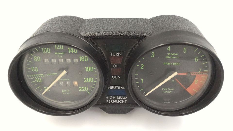 Un primer plano de un velocímetro y un tacómetro en una motocicleta.