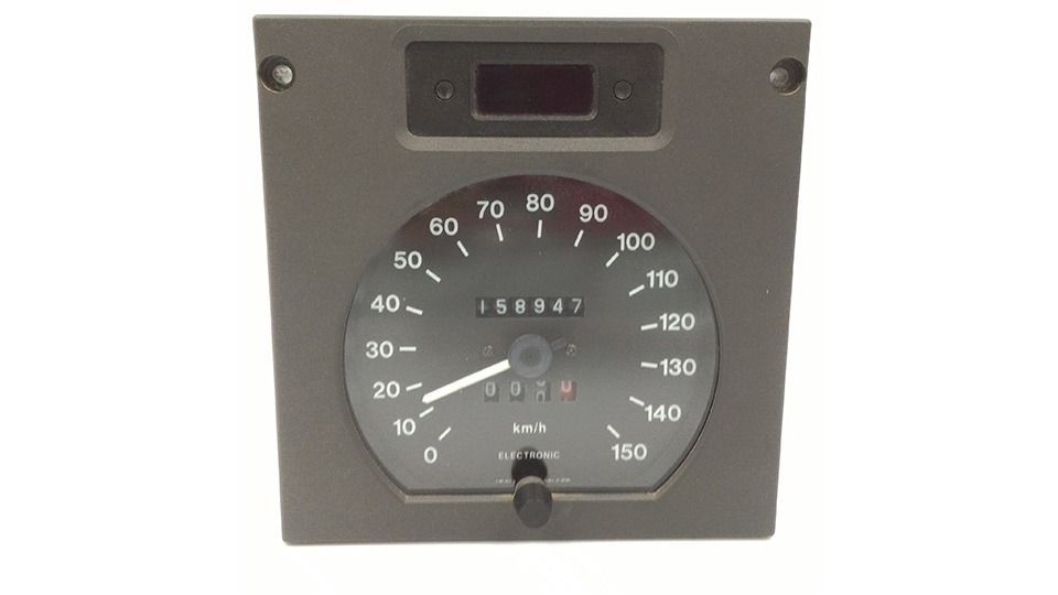 Un velocímetro con una pantalla digital en la parte superior.