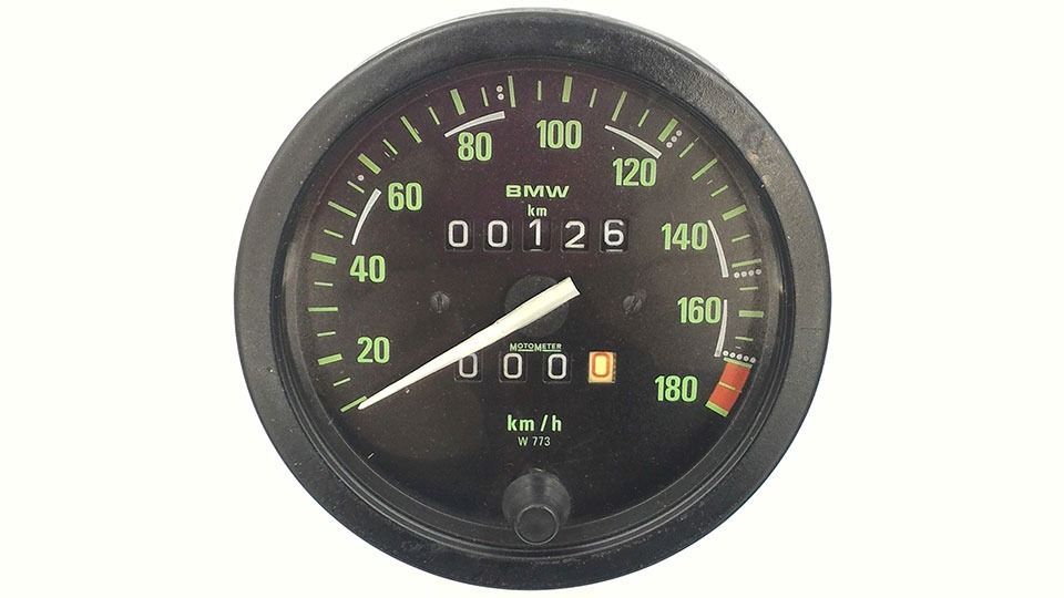 Un velocímetro con el número 00125