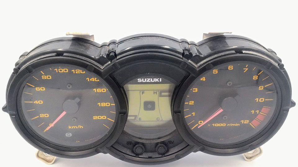 Un primer plano de un velocímetro de motocicleta sobre un fondo blanco.