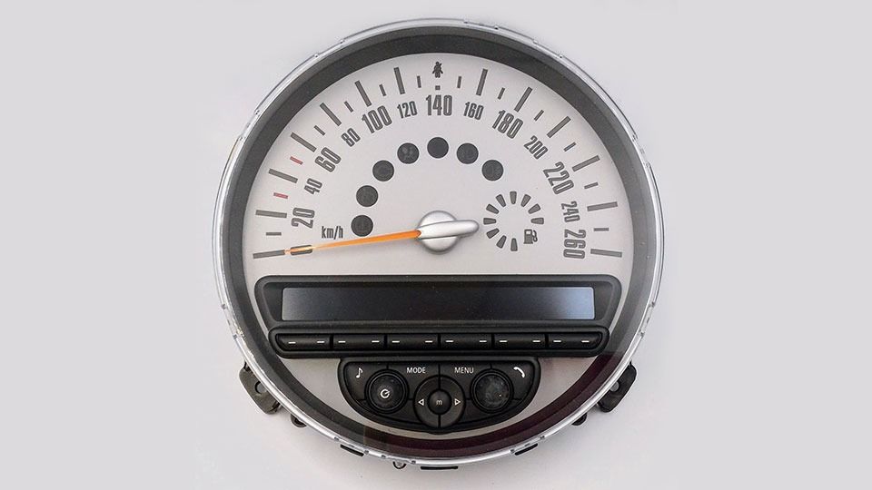 Un velocímetro muestra un máximo de 220 millas por hora.