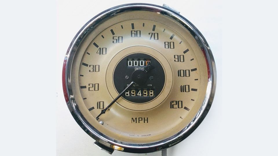 Un velocímetro con el número 66698