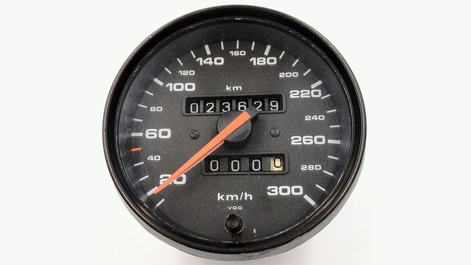 Un primer plano de un velocímetro con el número 300.