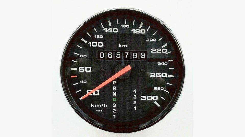 Un velocímetro negro con el número 085178