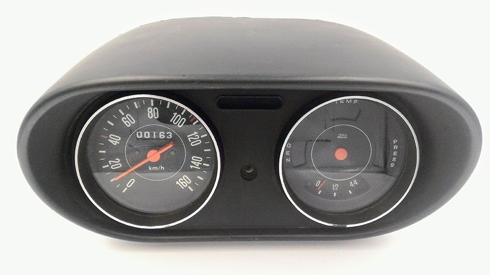 Un tablero de instrumentos de un automóvil negro con un velocímetro y un tacómetro