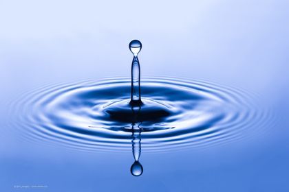 Wassertropen in Wasser