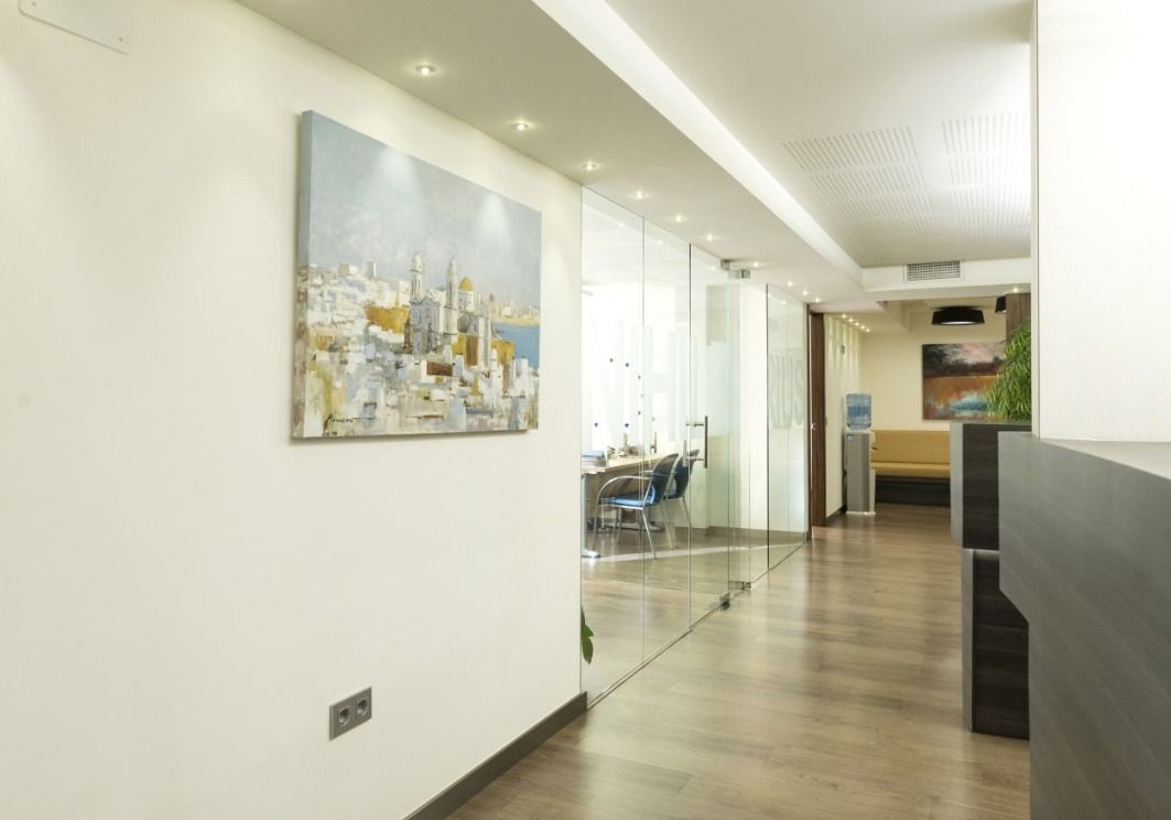 Un pasillo con un cuadro en la pared.