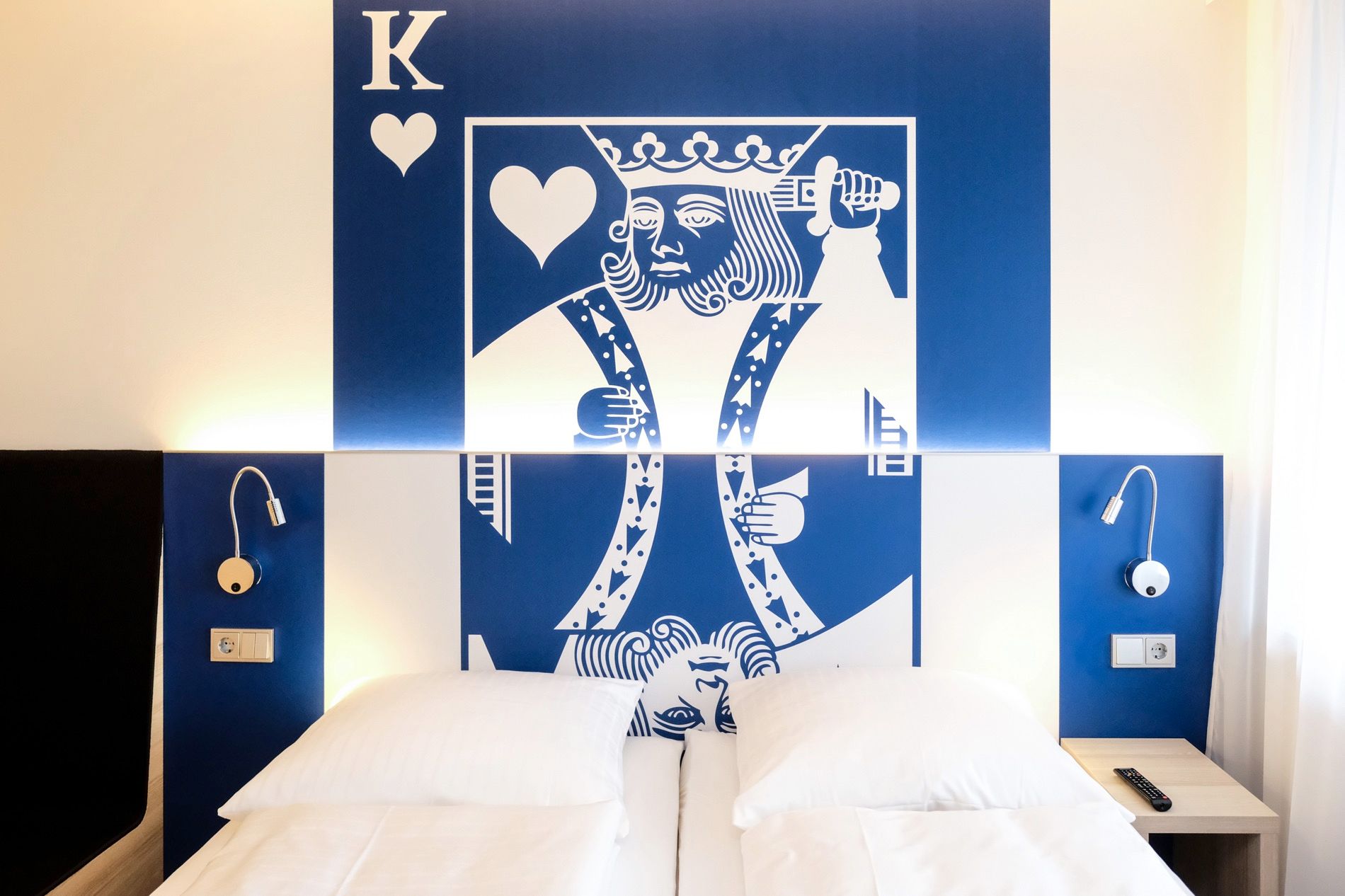 Ein Bett mit einer Kingsize-Karte am Kopfteil