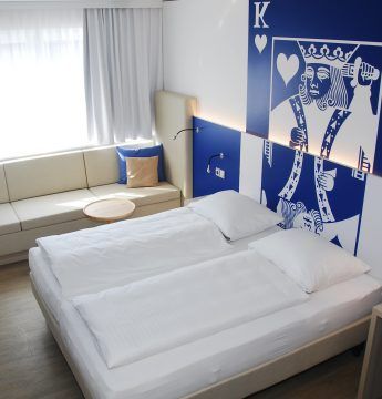 Ein Hotelzimmer mit einer Königskarte an der Wand