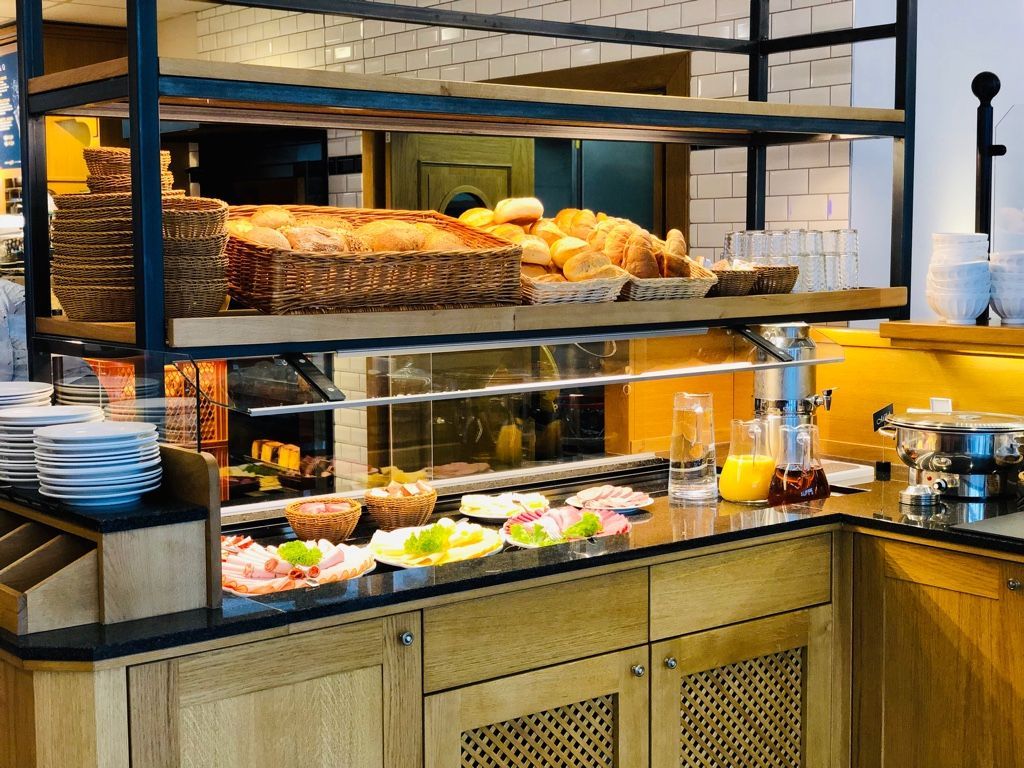 Ein Buffet mit viel Essen