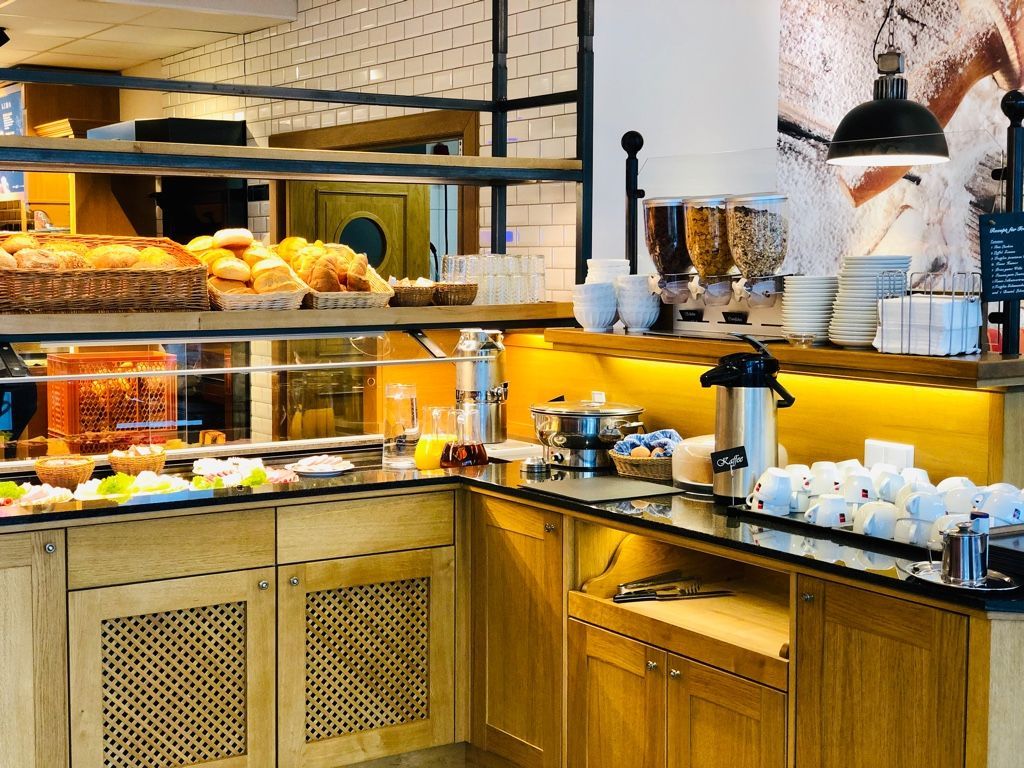 Ein Buffet mit einem Schild mit der Aufschrift „Bäckerei“ darauf