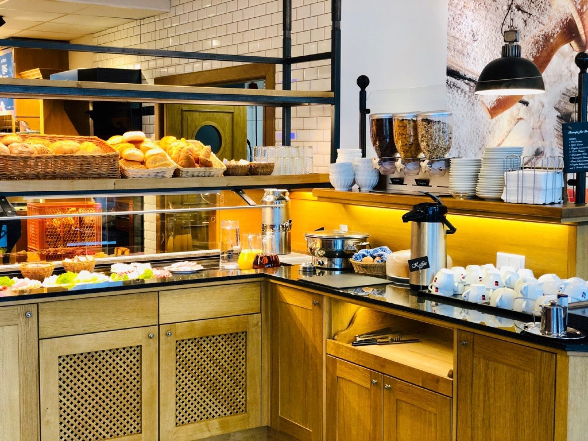 Ein Buffet mit einem Schild mit der Aufschrift „a“ darauf