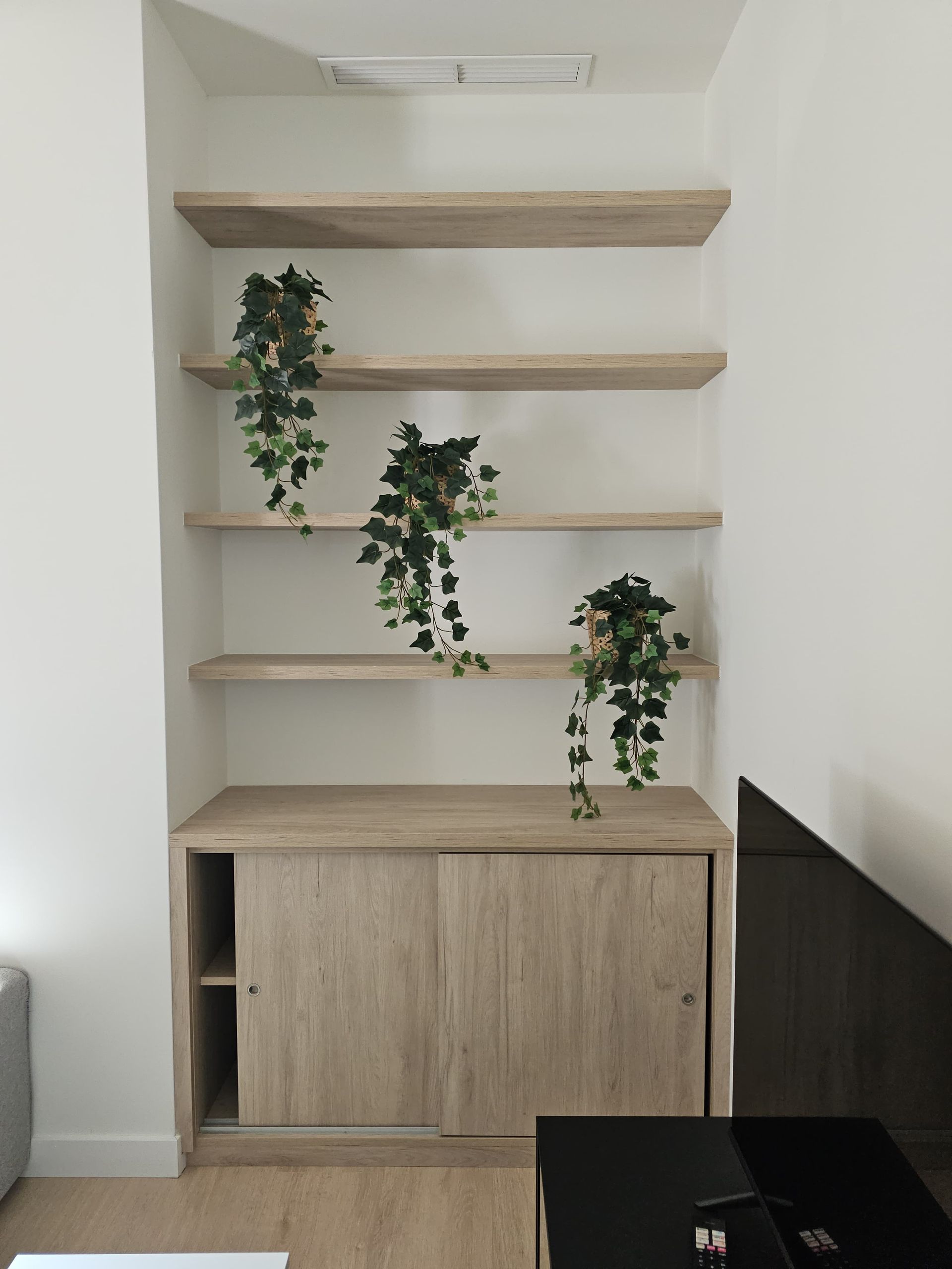 Hay una puerta en el medio de la habitación.
