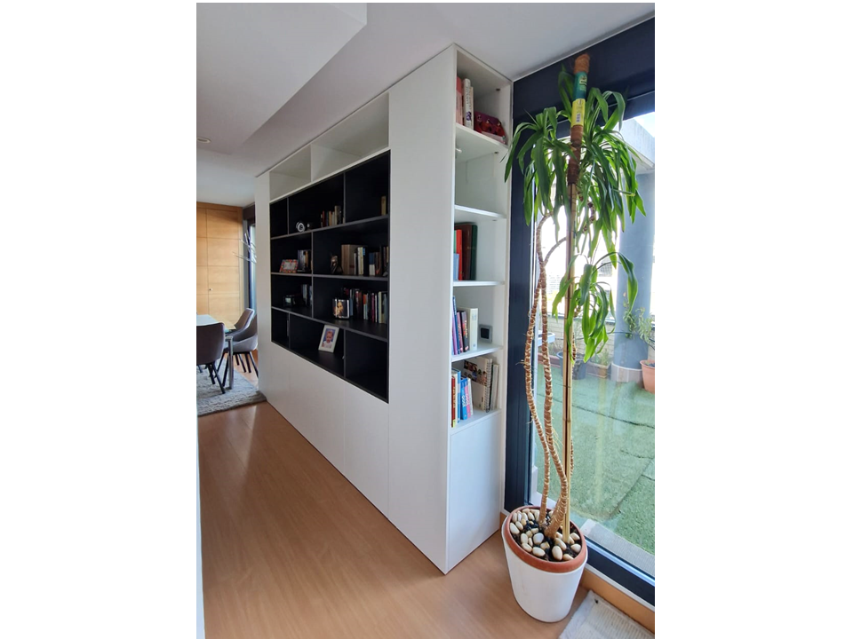 Hay una puerta en el medio de la habitación.