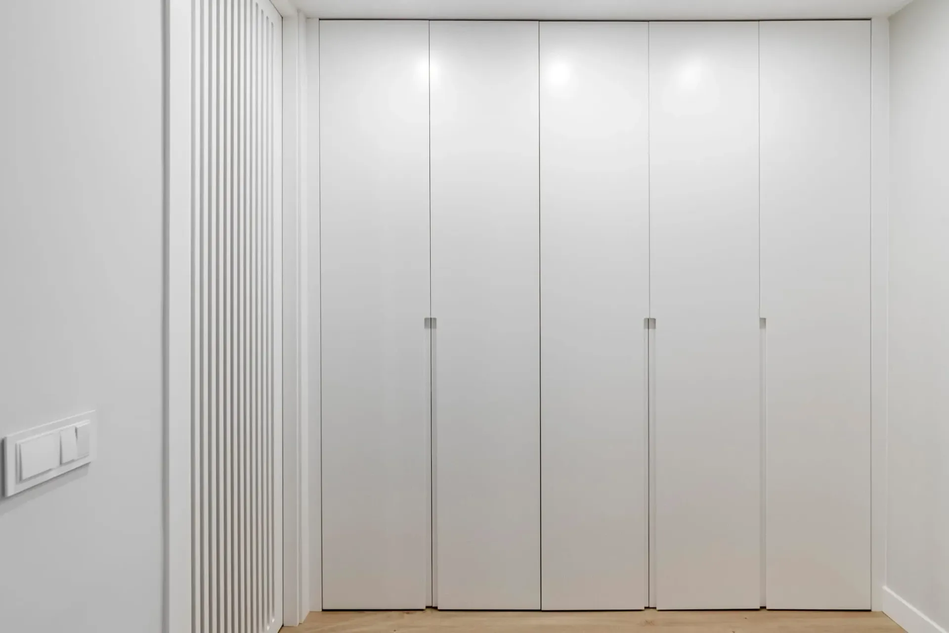 Hay una puerta en el medio de la habitación.